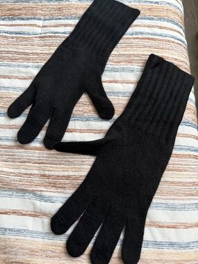 Vince Cashmere Knit Gloves in Black One Size